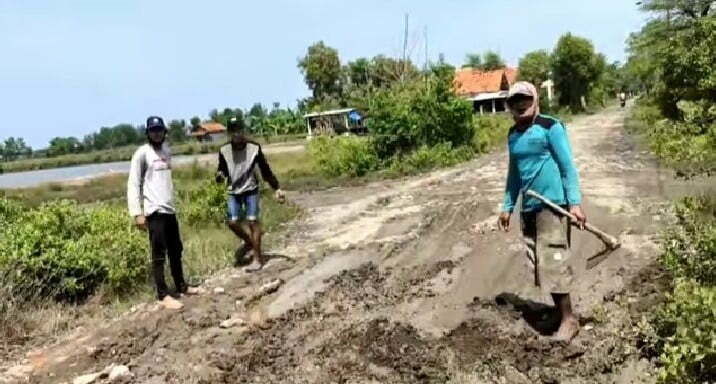 Jalan Menuju Pantai Tiris Rusak Parah