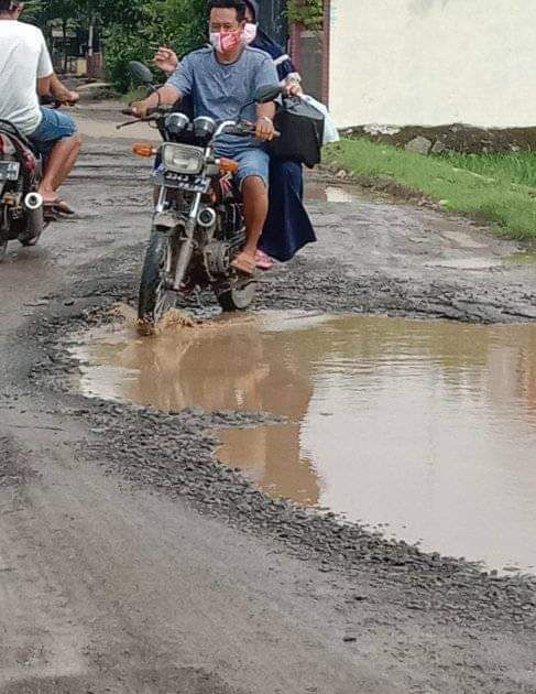 Warga Tukdana Keluhkan Jalan Rusak