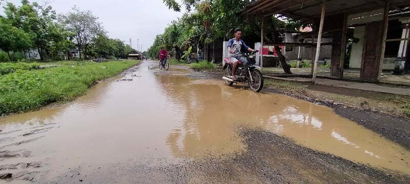 Jalan Utama Rusak Berat