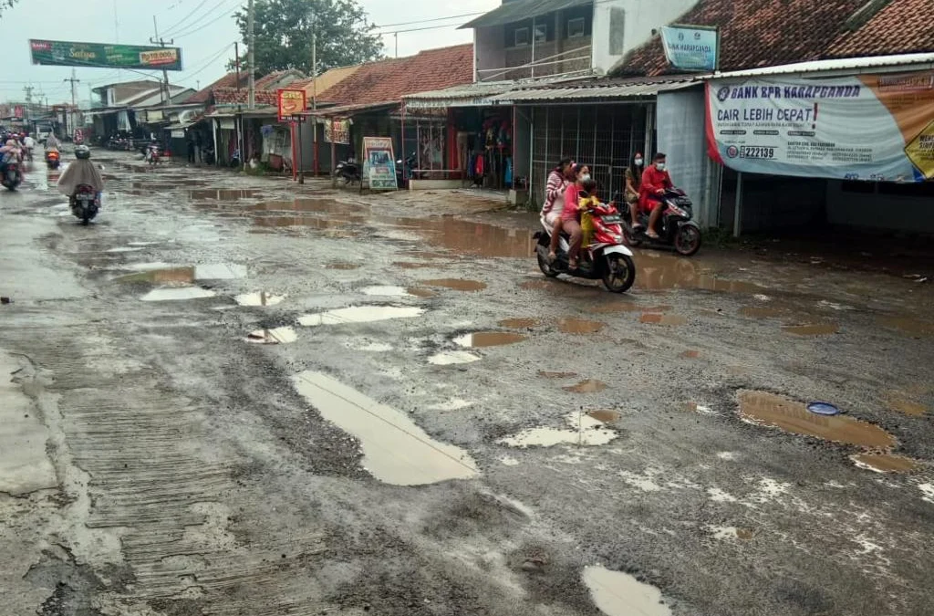 Geregetan, Warga-Pemuda Tambal Jalan