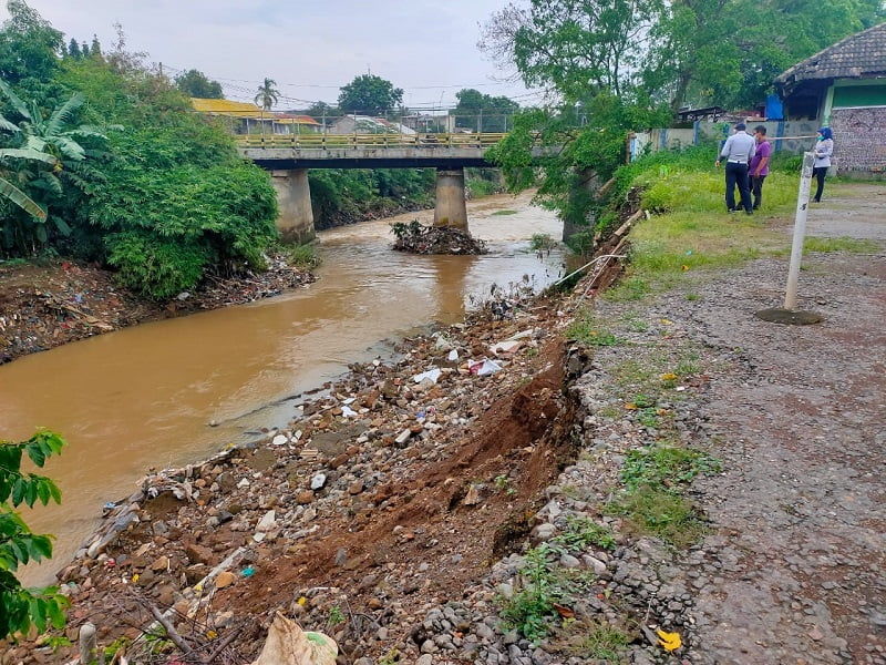 Senderan Sungai Suba Longsor