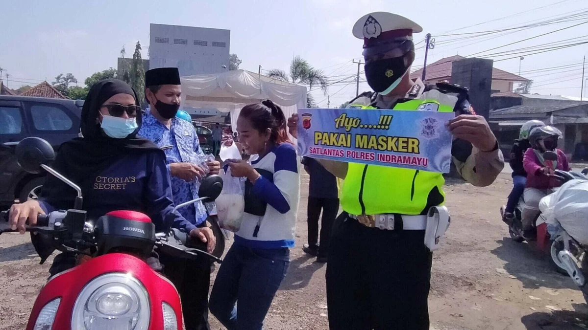 Samsat-Polres Baksos Bagikan Masker Gratis