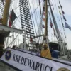 Emak-emak Serbu KRI Dewaruci