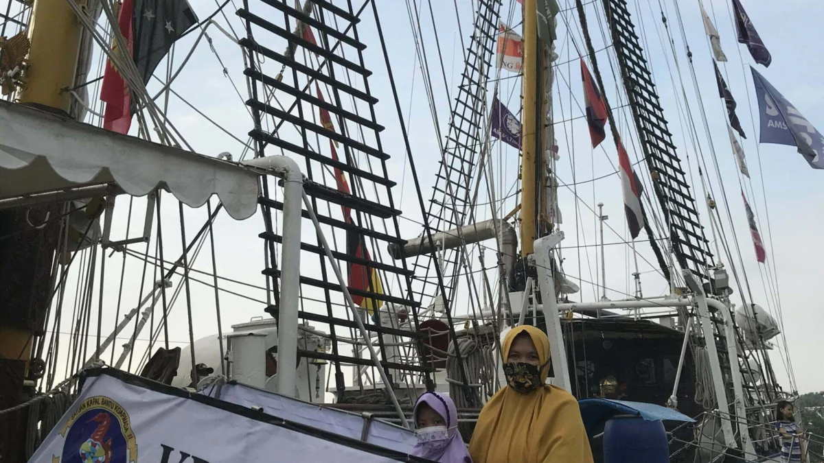 Emak-emak Serbu KRI Dewaruci