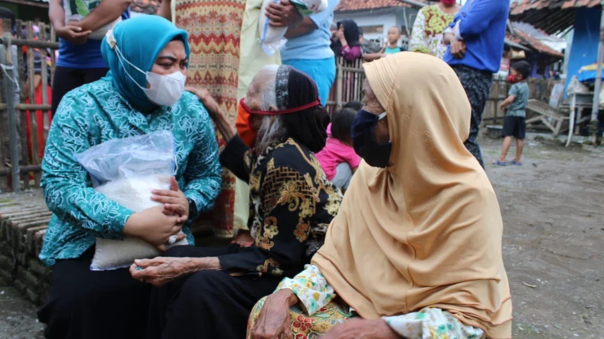 Sapa Warga, Acep-Ika Bagikan Beras di Desa Cieurih sapawarga-bagi-beras