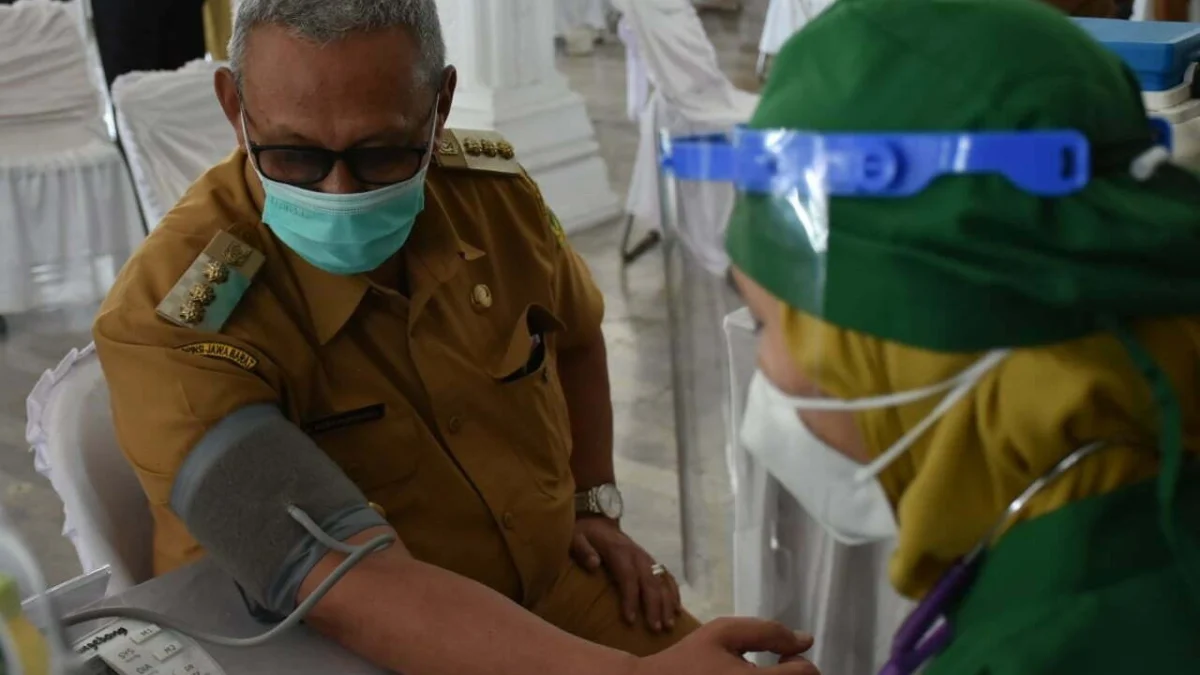 Bupati Acep Akhirnya Divaksin bupati-divaksin