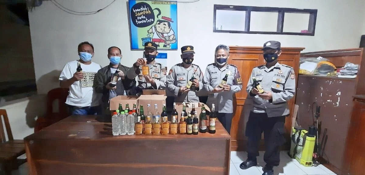 Polsek Amankan Ratusan Botol Miras