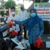 PKK Bagikan Takjil dan Masker Gratis