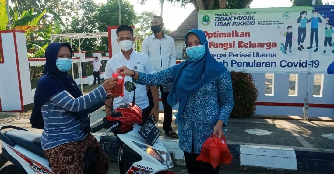 PKK Bagikan Takjil dan Masker Gratis