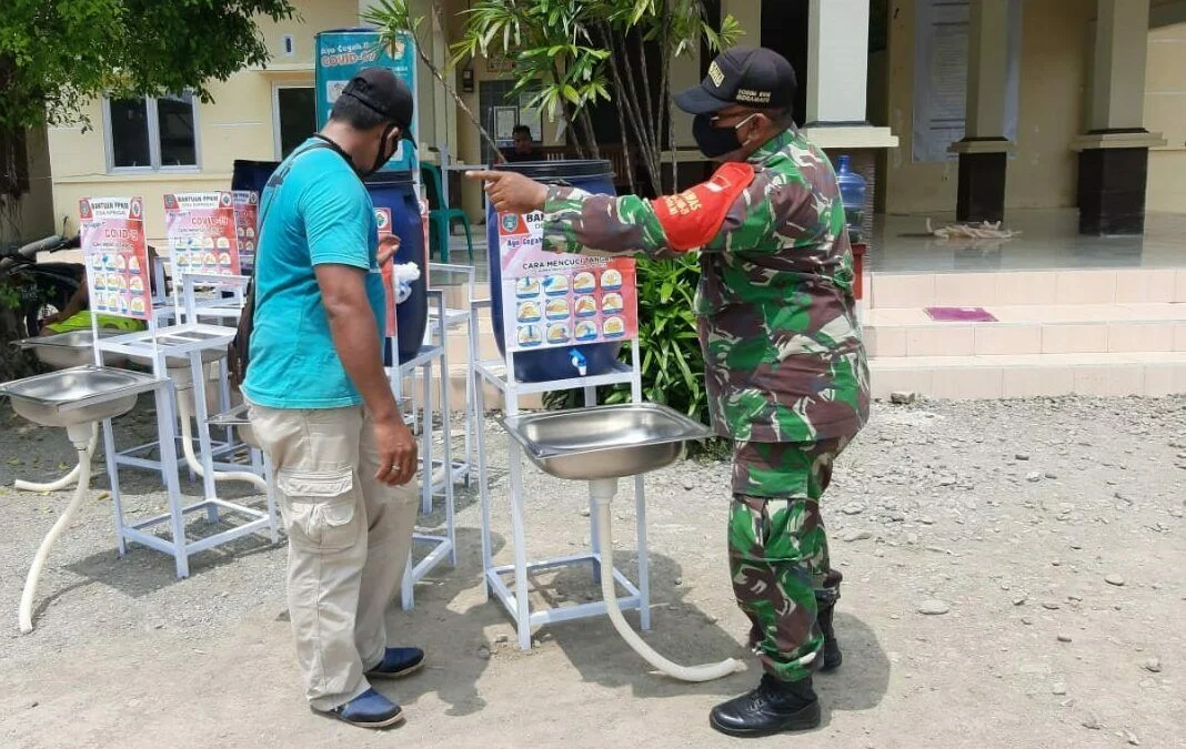 Satgas PPKM Salurkan Tempat Cuci Tangan