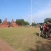 Satpol PP Pelototi Alun-alun Kejaksan