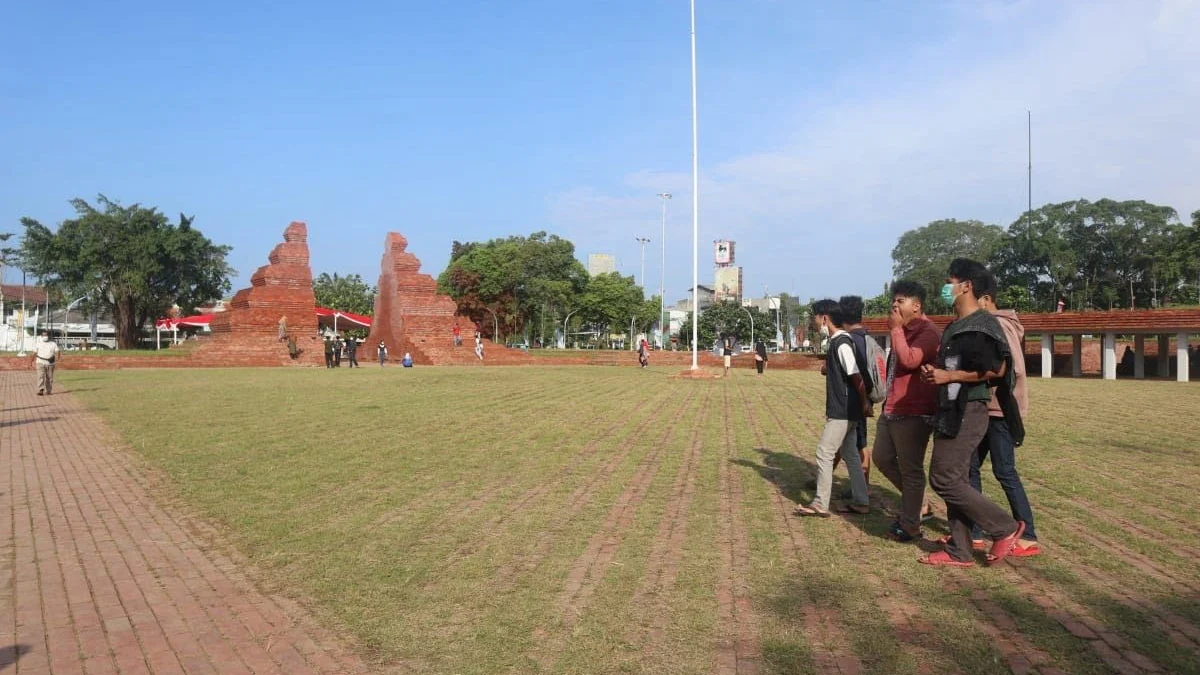 Satpol PP Pelototi Alun-alun Kejaksan Satpol PP Pelototi Alun-alun Kejaksan