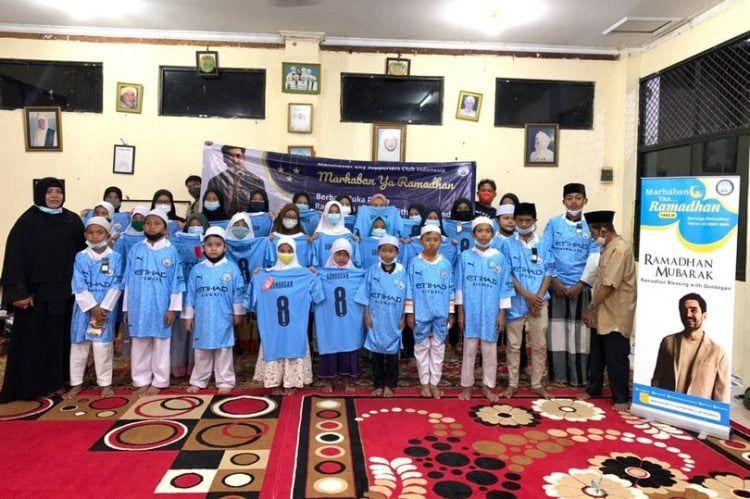 Pemain Manchester City Bagi-bagi Takjil di Indonesia Pemain Manchester City Bagi-bagi Takjil di Indonesia
