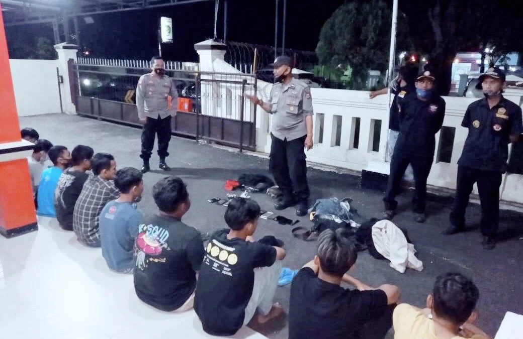 Polisi Bubarkan Balapan Liar Polisi Bubarkan Balapan Liar