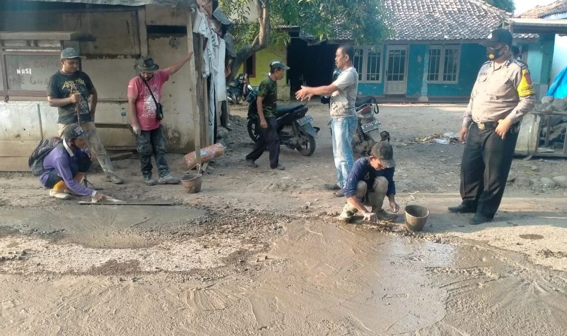 Warga Swadaya Perbaiki Jalan