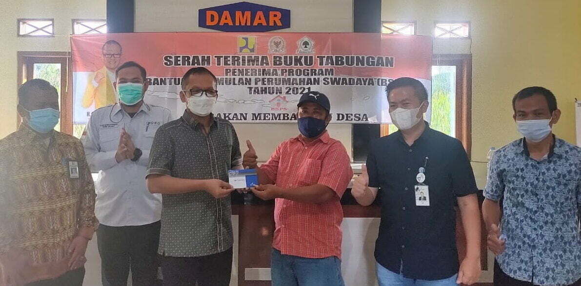 Warga Terima Bantuan Bedah Rumah