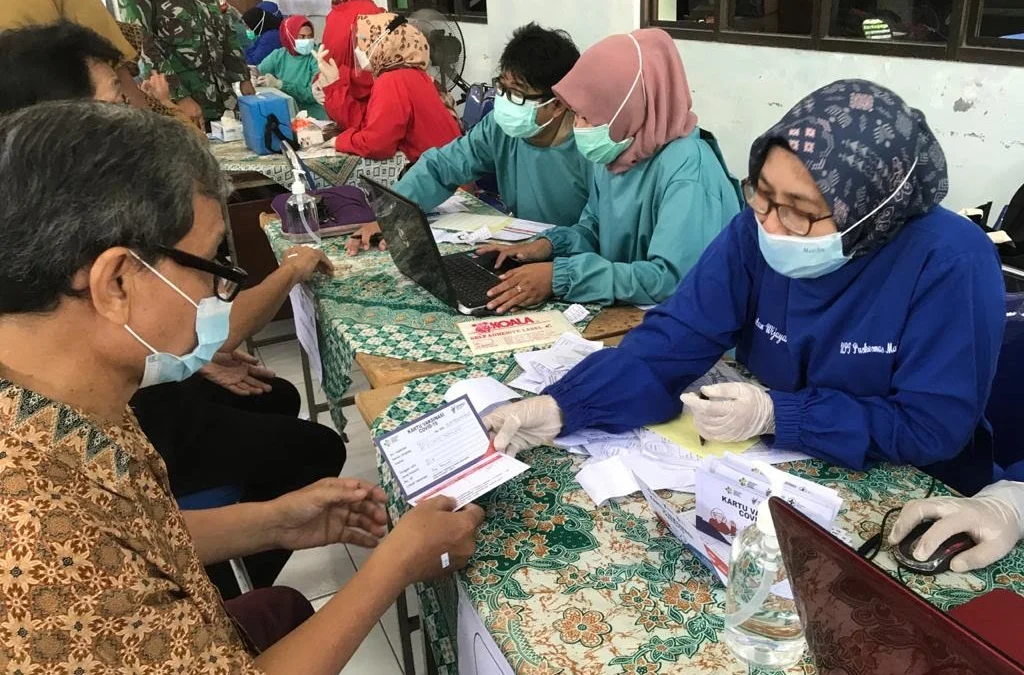 Vaksinasi Pelayan Publik 120 Persen