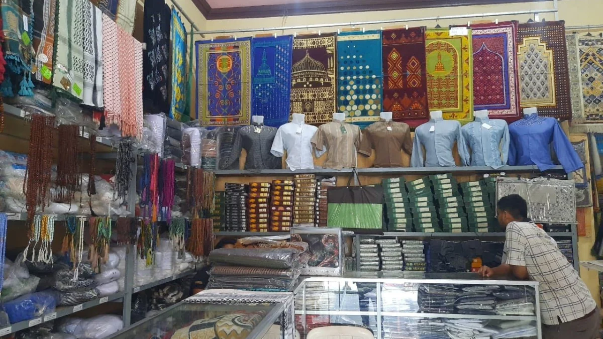 Warga Buru Baju Koko dan Sarung