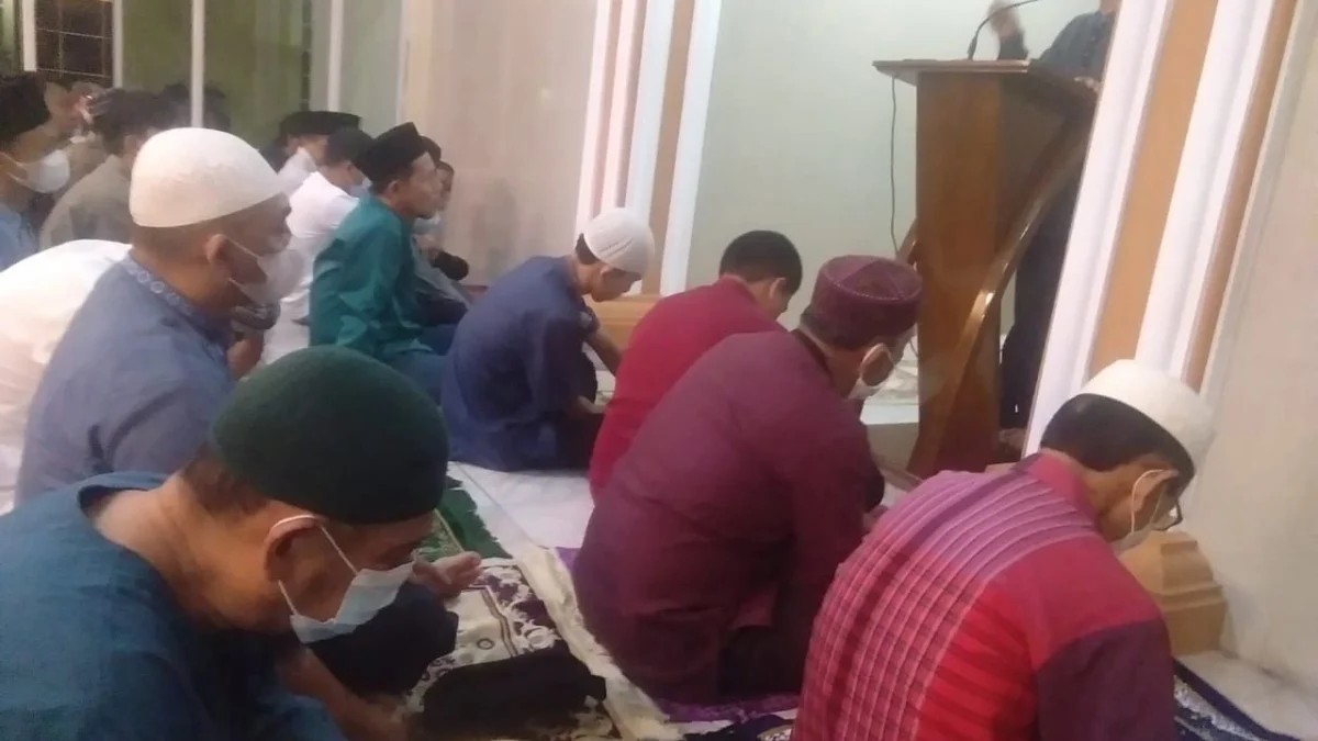 Warga Majalengka Gelar Salat Gerhana