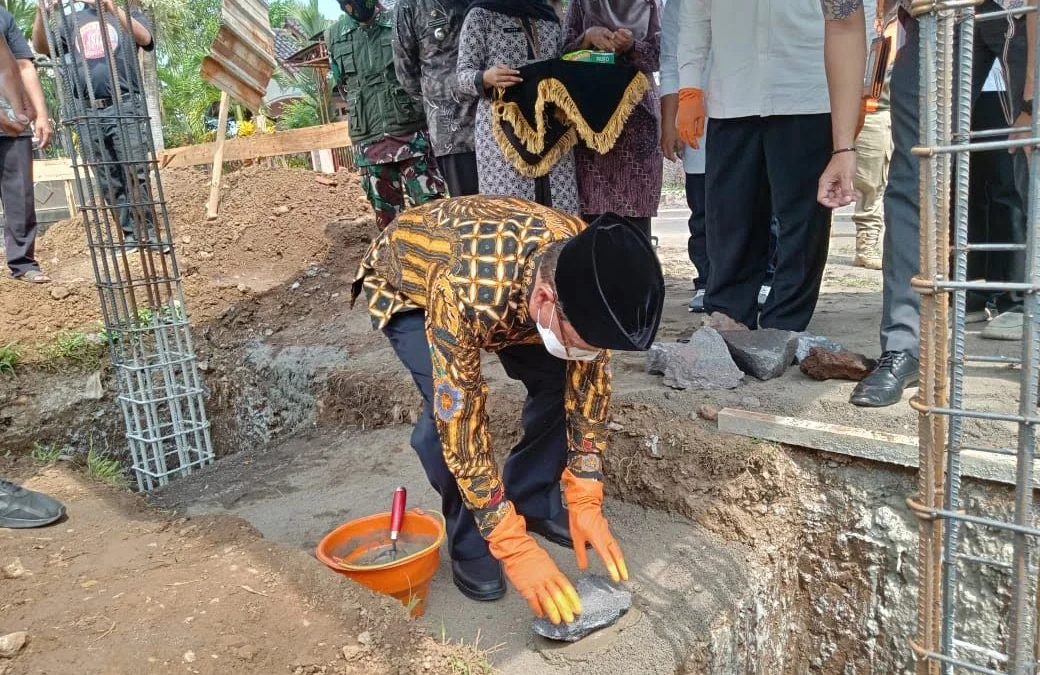 Bupati Sumbang Masjid Komplek Puspa Indah