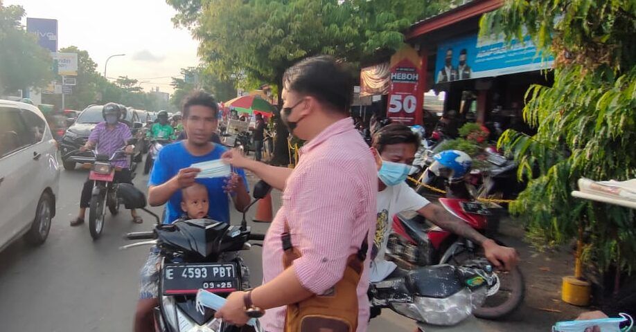 Ngabuburit ala Polisi Indramayu; Bagikan Masker, Imbau Patuhi Protokol Kesehatan