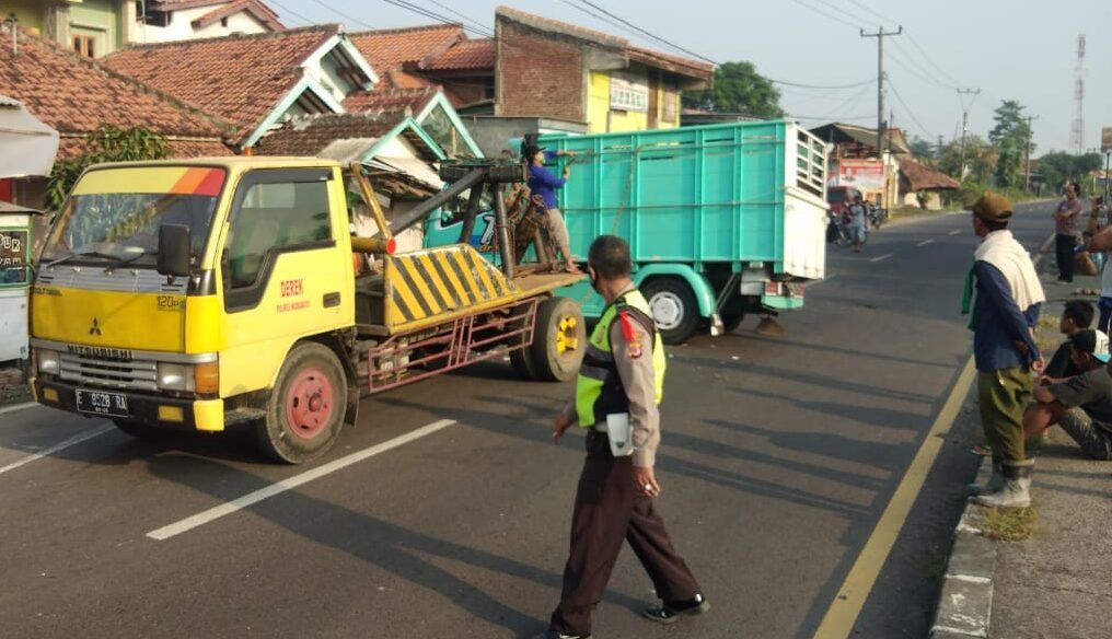 Hindari Motor, Truk Sayur Terguling