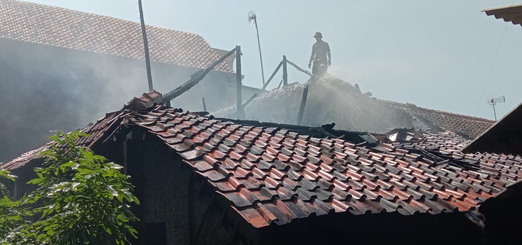 Rumah Warga Ciwaringin Terbakar