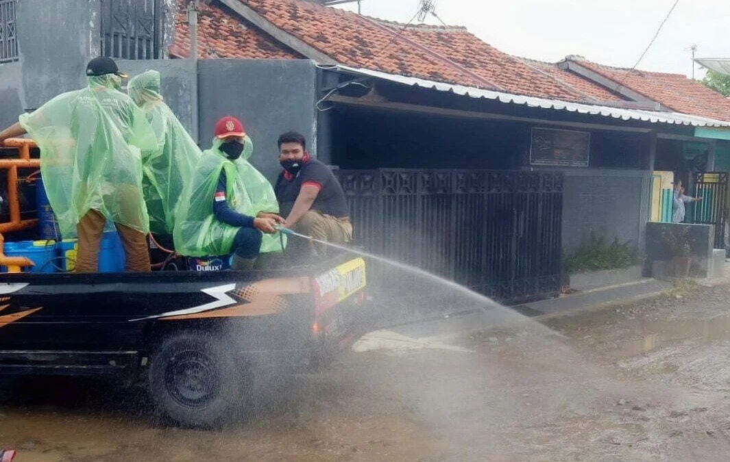 Hujan, Penyemprotan Disinfektan Tetap Jalan