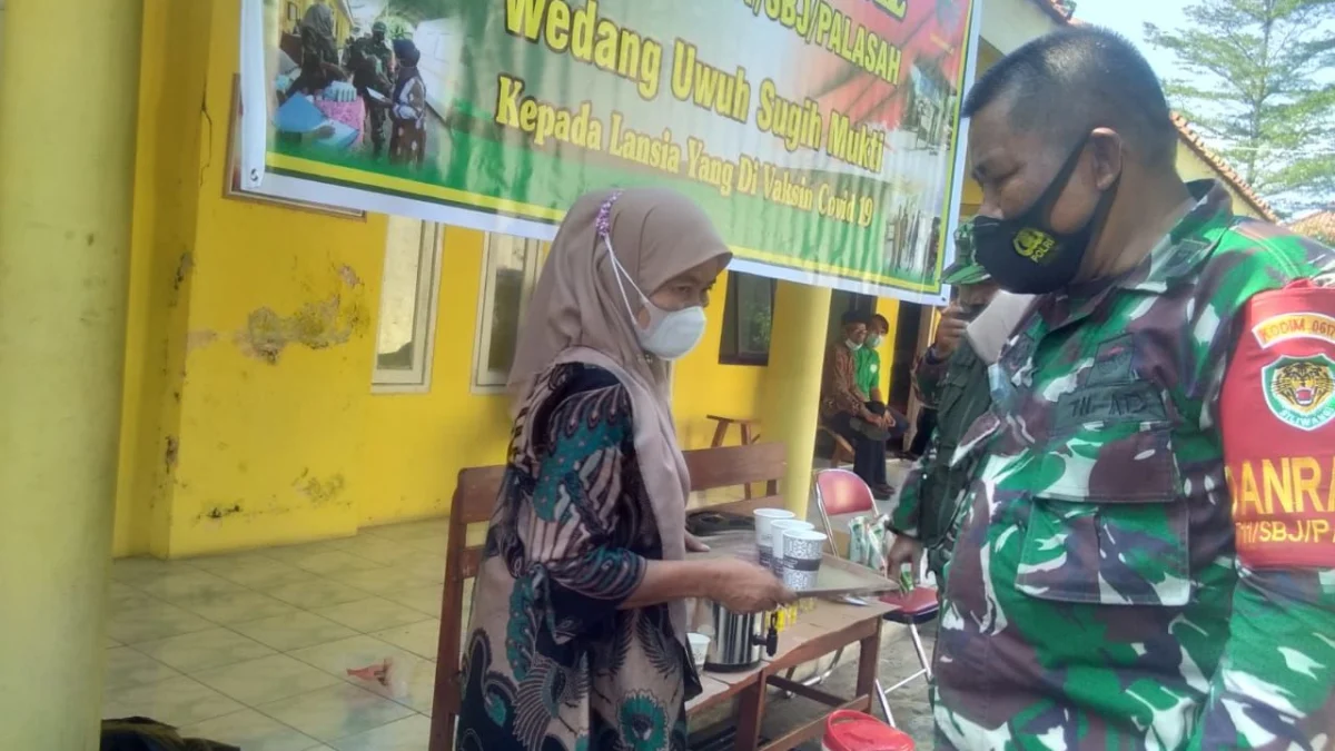 Usai Divaksin, Lansia Dibagi Wedang Uwuh