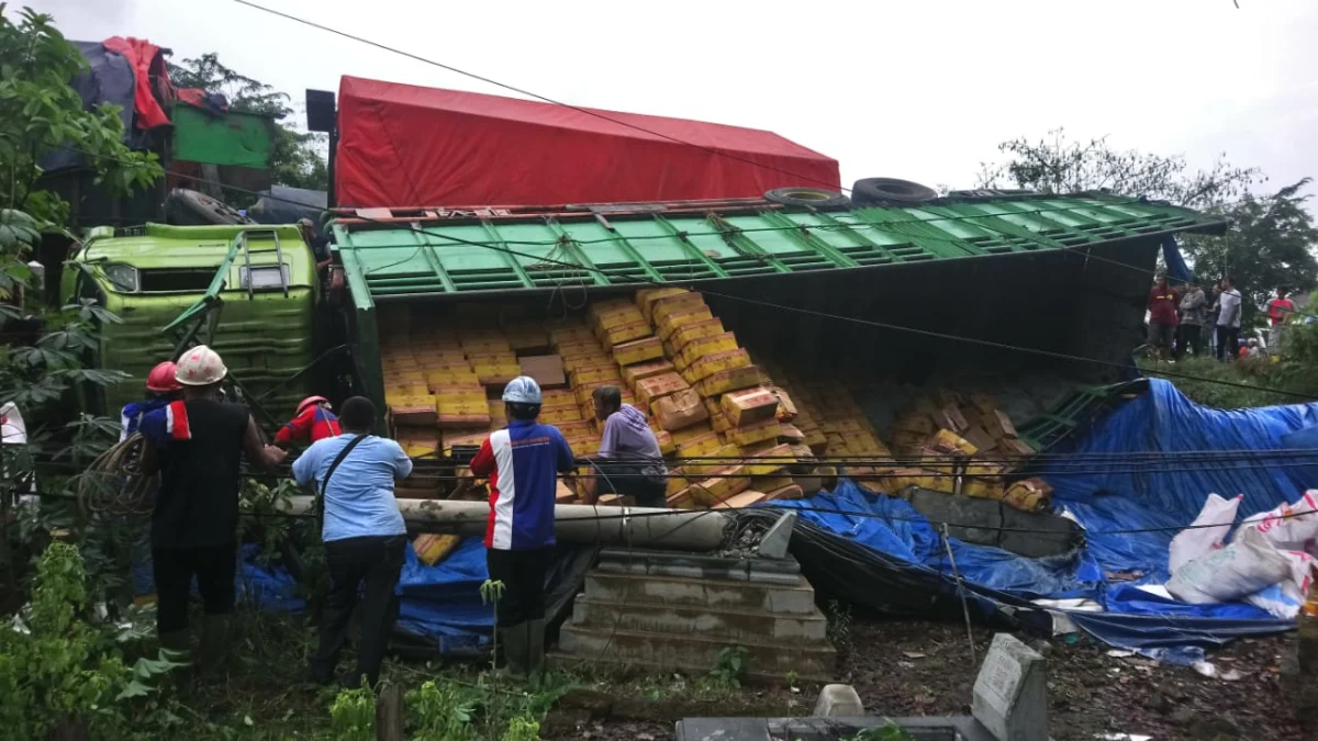 Truk Terguling ke Kuburan