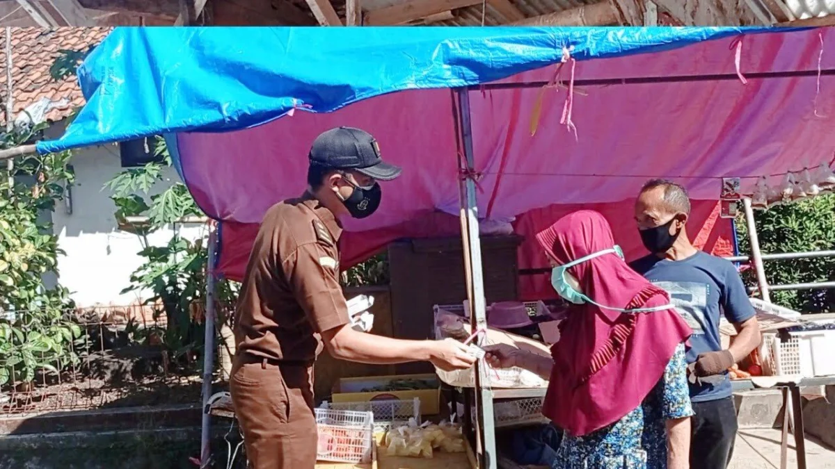 Kejaksaan Majalengka Bagikan Paket Vitamin kepada Pedagang