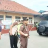 Pegawai Kejaksaan Majalengka Sasar Masjid Semprotkan Disinfektan