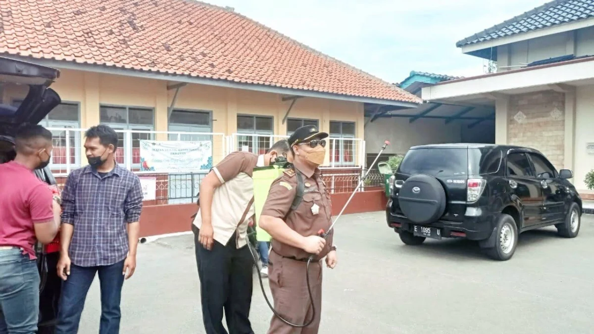 Pegawai Kejaksaan Majalengka Sasar Masjid Semprotkan Disinfektan