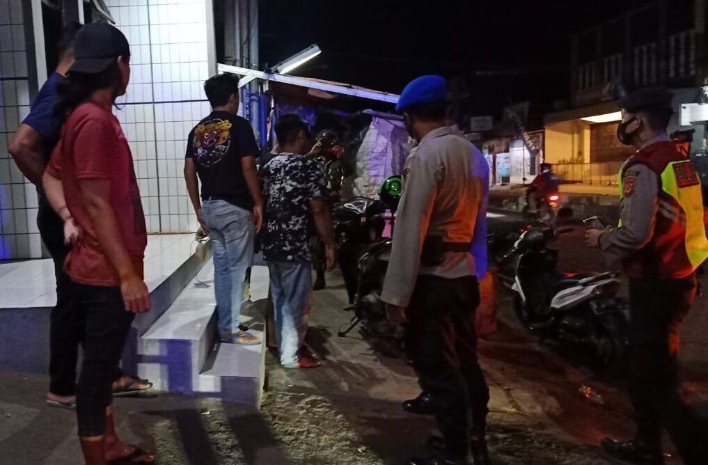 Pedagang Malam Dibubarkan Petugas