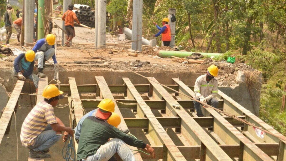 Diterjang Banjir, Jembatan Harko Mulai Diperbaiki