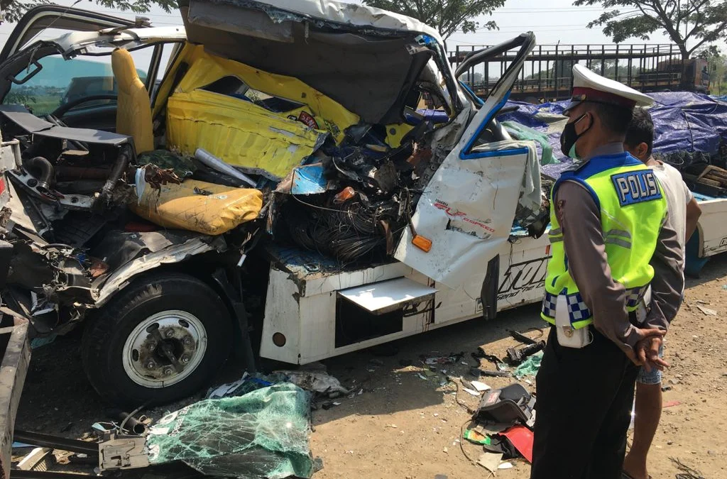 Tabrak Truk Berhenti, Kernet Terjepit