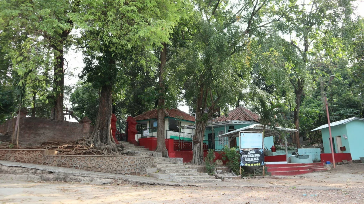 Makam Penentang Kolonial Belanda di Antara Pepohonan Rimbun