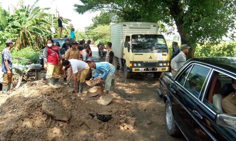 Kuwu se-Kecamatan Waled Melakukan Aksi Urug Jalan