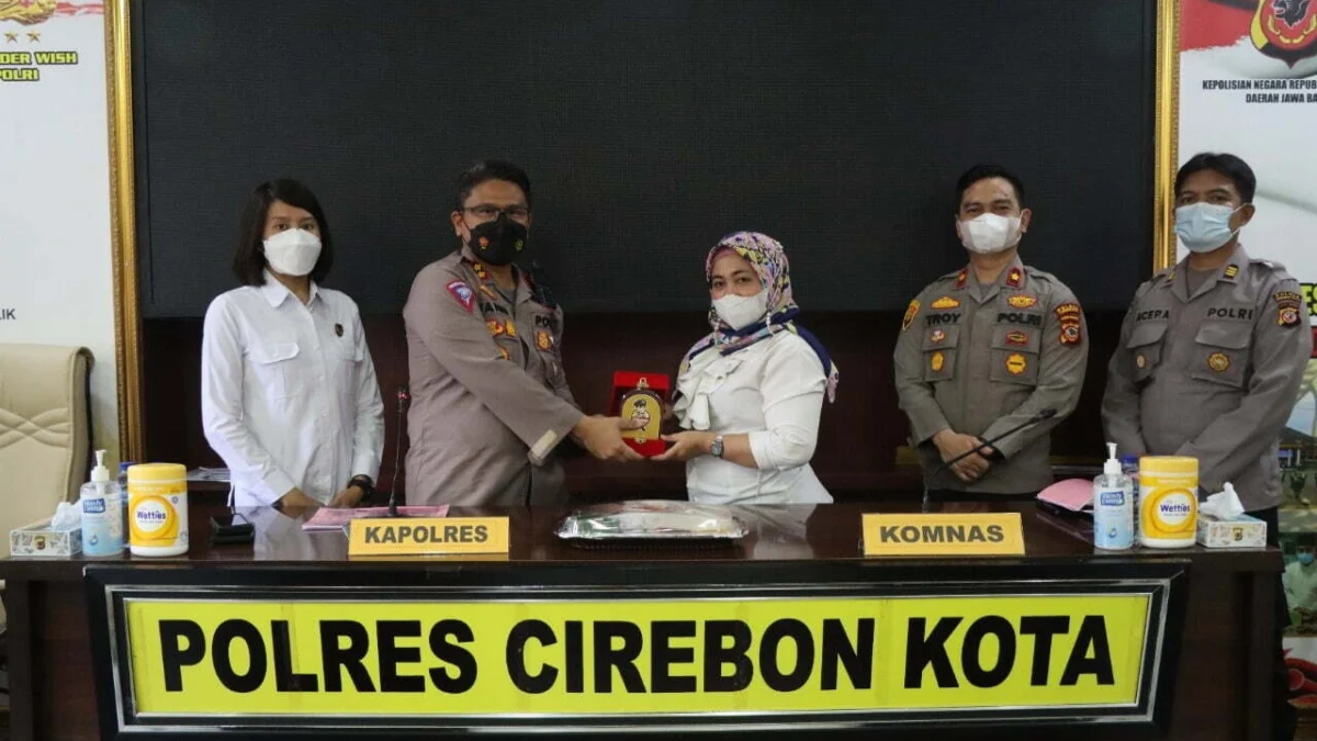AKBP Fahri Diganjar Penghargaan dari Komnas PA AKBP Fahri Diganjar Penghargaan dari Komnas PA