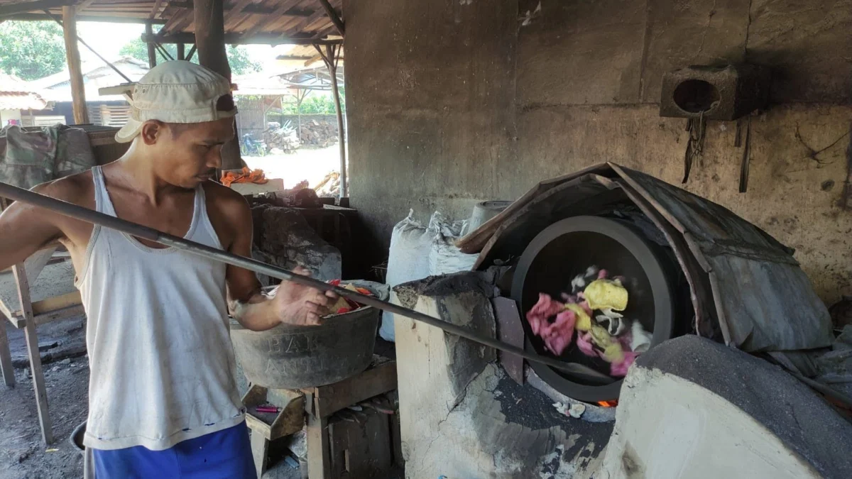 Menggoreng Kerupuk Melarat dengan Pasir; Anti Kolesterol dan Ramah Kantong Menggoreng Kerupuk Melarat dengan Pasir; Anti Kolesterol dan Ramah Kantong