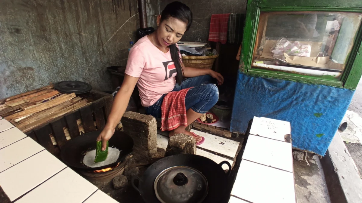 Kue Tapel; Masa Bodoh dengan Migor, Bertahan karena Tradisional