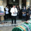 Berdampingan dengan Makam Istri