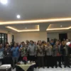 Melayani Orang Berebut Kursi