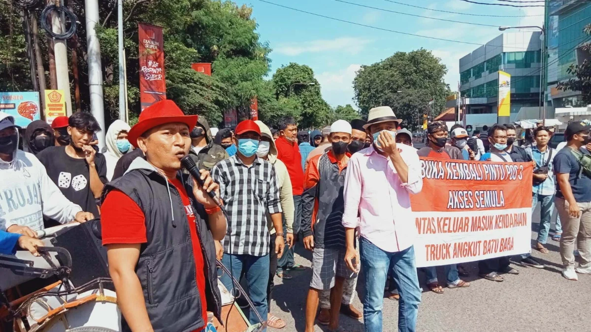 Warga Demo soal Truk Batu Bara