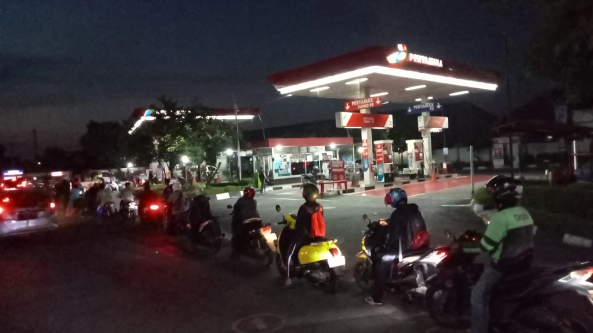 Malam-malam Warga Cirebon Serbu SPBU