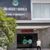 Ditahan, Dikeluarkan dari Sekolah, Tak Lepas dari Sanksi Sosial