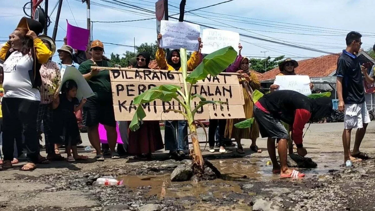 Desak Perbaiki Jalan Rusak