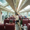 Suasana kereta api panoramic.