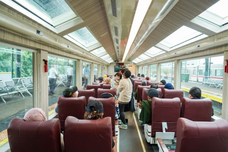 Suasana kereta api panoramic.