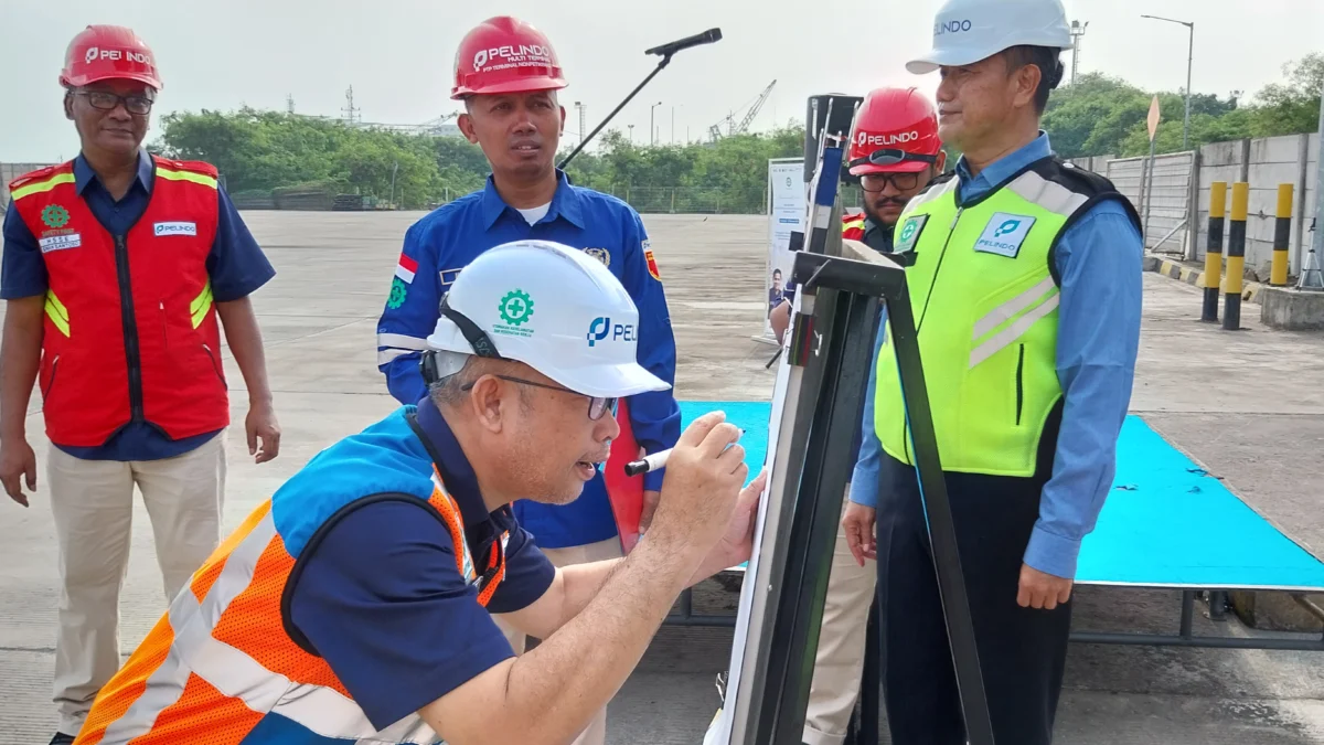 KOMITMEN BERSAMA. General Manager PT Pelindo Regional 2 Cirebon, Tengku Mursalin Rahim menandatangani komitmen bersama implementasi K3 di lingkungan wilayah kerja PT Pelindo Regional 2 Cirebon. --FOTO: Abdullah/Radar Cirebon.